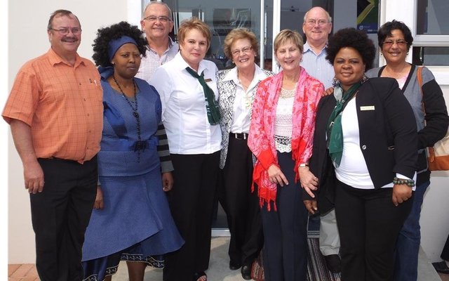 Voor vlnr is Kat Myburgh (Areabestuurder van die Overstrandse Munisipaliteit se Gansbaai Admi-nistrasie), Jeanette Xanini (Biblioteek Assistent), Theresa Maree (AVBOB Hermanus), Raadsdame Nicolette Botha-Guthrie, Minister Anroux Marais en Gina Nomgqipelo (AVBOB Hermanus). Agter vlnr is Coenie Groenewald (Munisipale Bestuurder), Rld Dudley Coetzee en Rld Moira Opperman.
